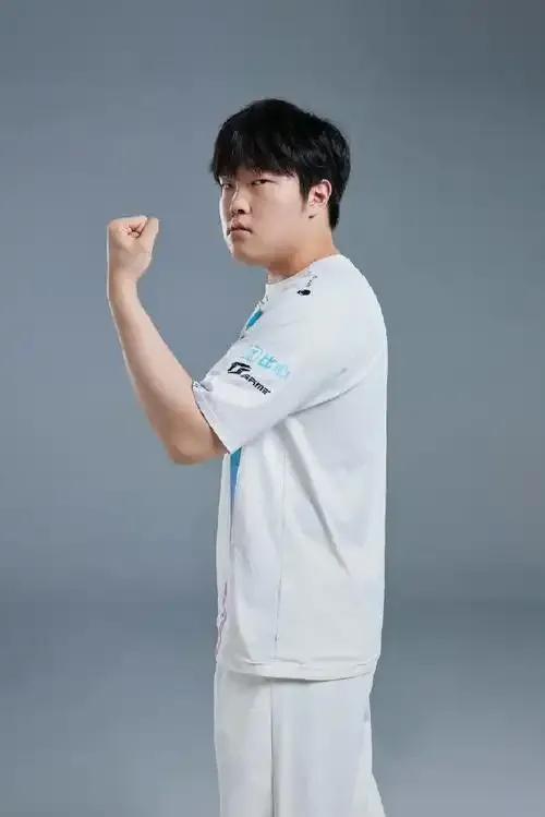 Rookie重返赛场，比赛规则变更首场状态出色，澳大利亚队观众沸腾！热度持续攀升的简单介绍